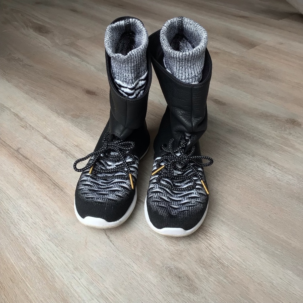 Nike Women Roshe Two Hi Flyknit size 6.5